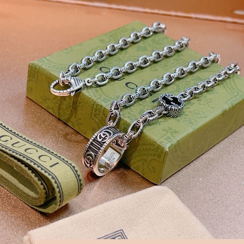 G*u*i necklaces